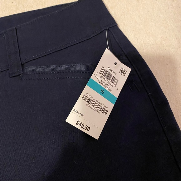 Charter Club Woman’s Shorts Size 16 - Picture 5 of 7